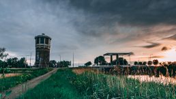 Watertoren Assendelft aan het water met gesloten brug bij zonsopkomst