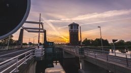 Watertoren Assendelft aan het water op de brug met zonsondergang
